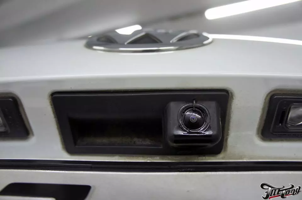 VW Touareg. Установка омывателя камеры заднего вида.